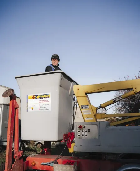 Elektro-Rüdiger – Professionelle Hebebühne im Elektrohandwerk
